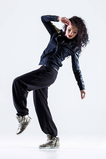 Bailarina de hip-hop sobre fondo blanco
 - Foto, Imagen