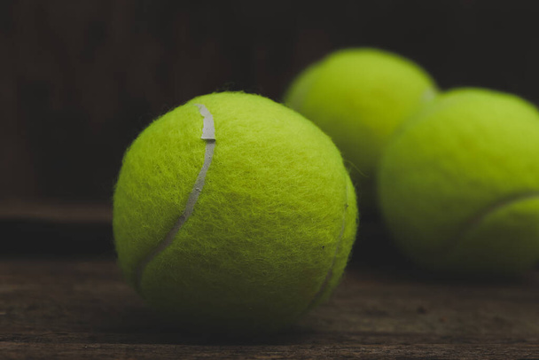 Pár tenisových míčků na stole - Fotografie, Obrázek