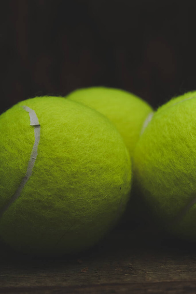 Peu de balles de tennis sur la table
 - Photo, image