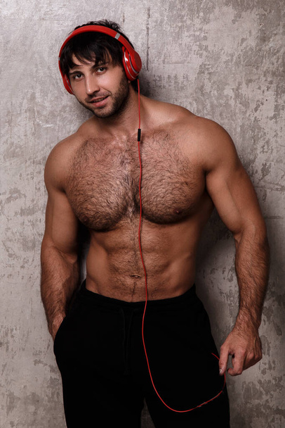 Σωματοποιός. Άντρας με κόκκινα ακουστικά - Φωτογραφία, εικόνα