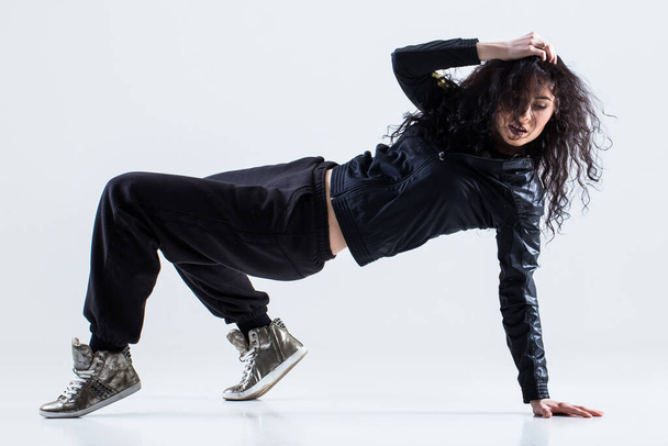 Hip-Hop-Tänzerin auf weißem Hintergrund - Foto, Bild