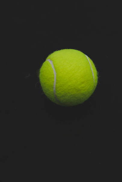 balle de tennis sur fond noir - Photo, image