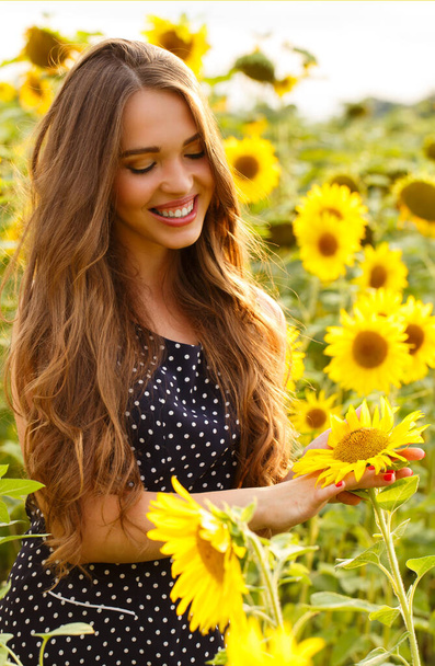 Мила дівчина в полі, повна соняшників
 - Фото, зображення