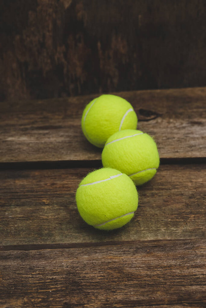 Pár tenisových míčků na stole - Fotografie, Obrázek