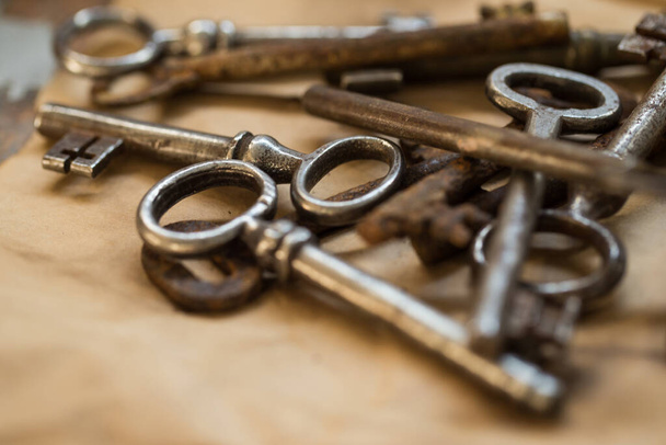 Traditioneel. Oude, rustieke sleutels op tafel - Foto, afbeelding
