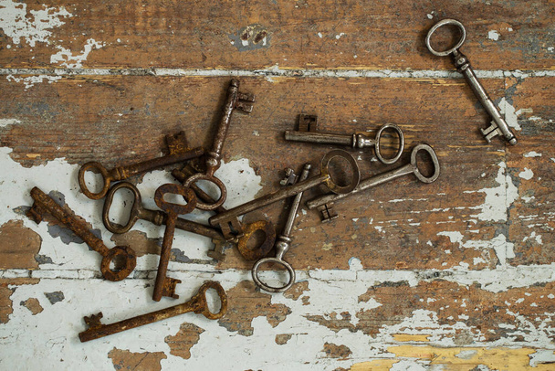 Ročník. Staré, rustikální klíče na stole - Fotografie, Obrázek