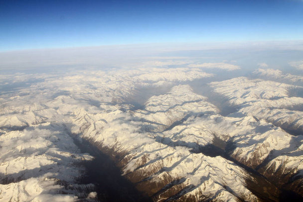 Luchtfoto op bergen vanuit het vliegtuig - Foto, afbeelding