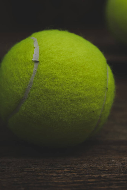 Несколько теннисных мячей на столе
 - Фото, изображение