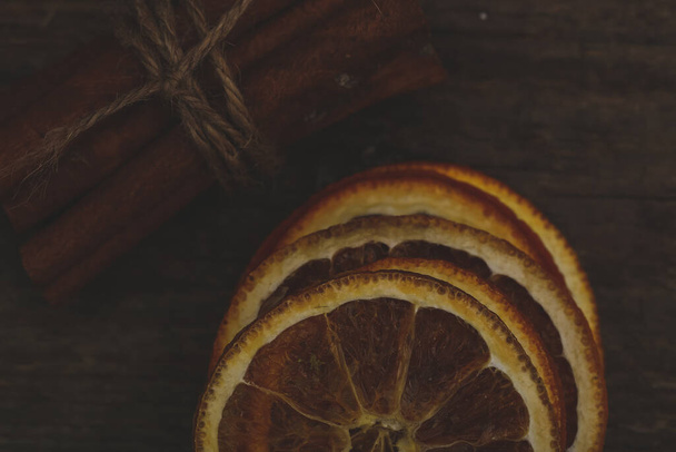 Кусочки сушеного апельсина на столе
 - Фото, изображение