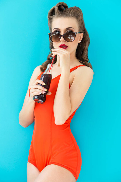 Pinup, estate. Donna attraente in costume da bagno rosso
 - Foto, immagini