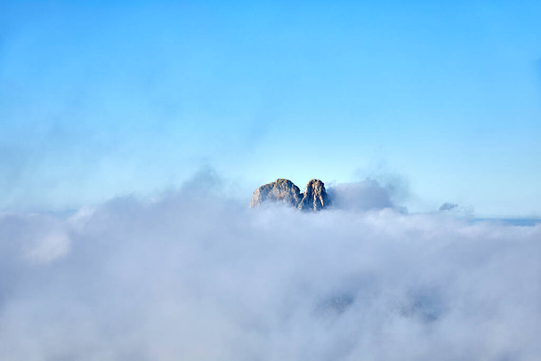 Острів Ес-Ведра між блакитним небом і хмарами узбережжя Ібізани перед пляжем Кала-Дорт на Балеарських островах. - Фото, зображення