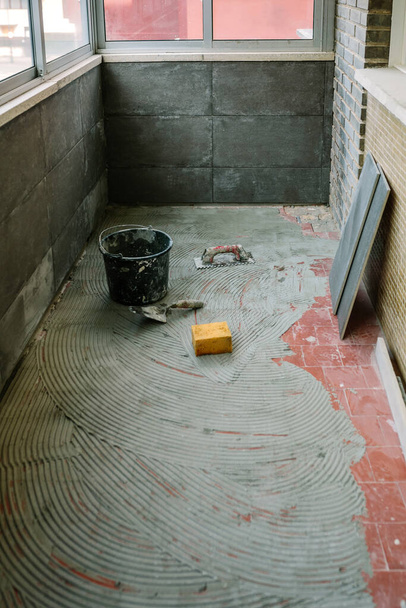 Trabajos de colocación de azulejos en el suelo - Foto, Imagen