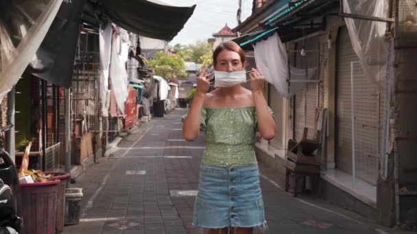 Retrato da jovem menina vestindo máscara protetora em vazio famoso mercado Ubud em Bali. Conceito: Saúde, Locais Turísticos Efeitos pelo Coronavírus, Proteção de Vírus, Pandemia na Indonésia
 - Filmagem, Vídeo