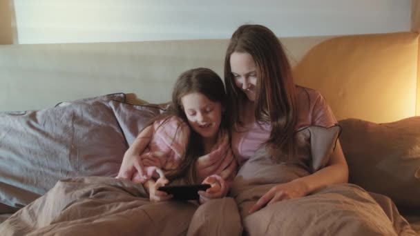 family home leisure mom daughter fun phone bed - Filmmaterial, Video