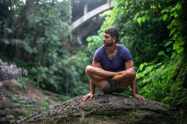 Mann praktiziert Yoga und Meditation im Freien - Foto, Bild
