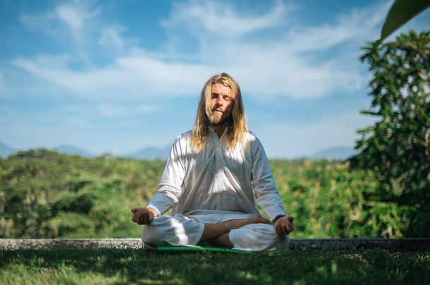 Man practice Yoga practice and meditation outdoor - Foto, Bild