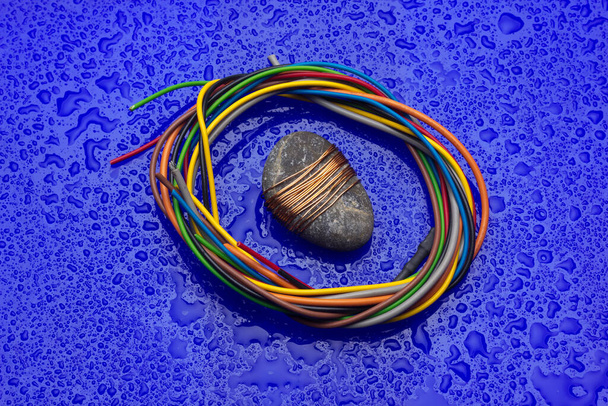 O cobre é um ótimo condutor de eletricidade, o fio de cobre revestido de plástico é usado para conectividade e transmissão de corrente elétrica
. - Foto, Imagem
