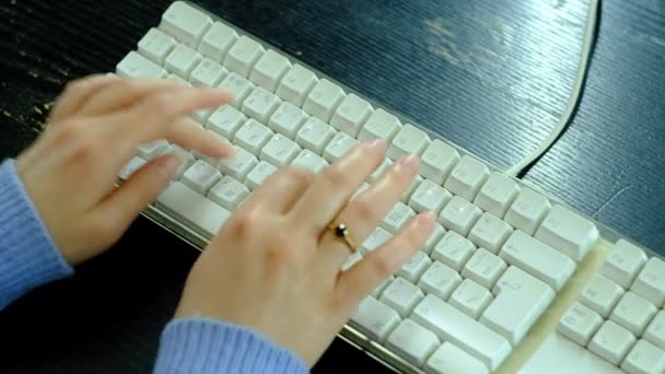 Meisje typt op een wit toetsenbord. - Video