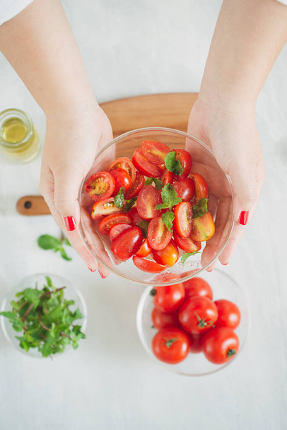 Ensalada de tomate con espinacas, requesón, aceite de oliva y pimienta
 - Foto, imagen