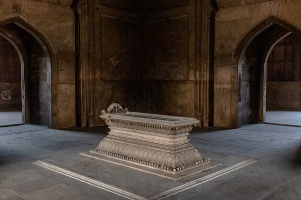 Могила Сафдарджунга в гробнице Сафдарджунга в Нью-Дели, Индия. Мавзолей в стиле Моголов, построенный в 1754 году
 . - Фото, изображение