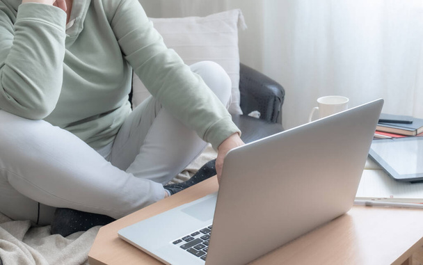 La femme utilise l'ordinateur portable. Gros plan sur le lieu de travail à la maison. Le concept de bon travail en ligne
. - Photo, image