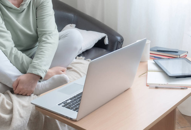 A mulher usa o portátil. Close-up do local de trabalho em casa. O conceito de bom trabalho online
. - Foto, Imagem