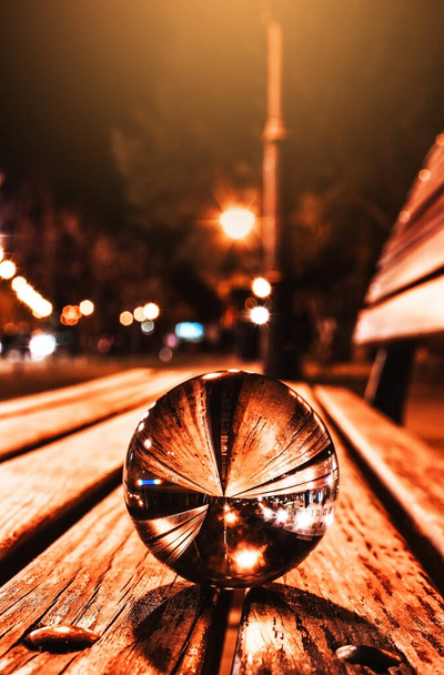 Varázslatos lencse a padon körülvéve utcai lámpákkal - Fotó, kép