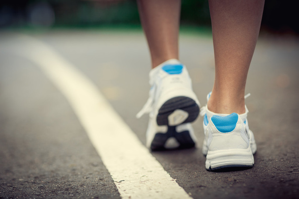 Genç bacaklarda spor: spor ayakkabı - Fotoğraf, Görsel