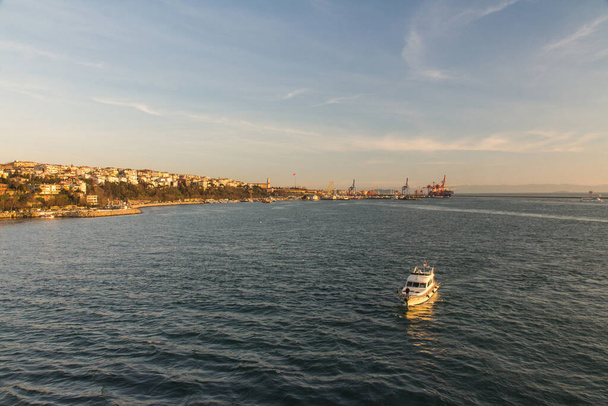 イスタンブールの街を背景にボスポラスのボート。トルコ - 写真・画像