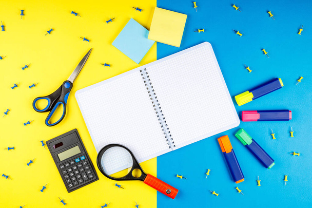 Zurück zur Schule. Schulbedarf und Schreibwaren auf farbigem Hintergrund. - Foto, Bild
