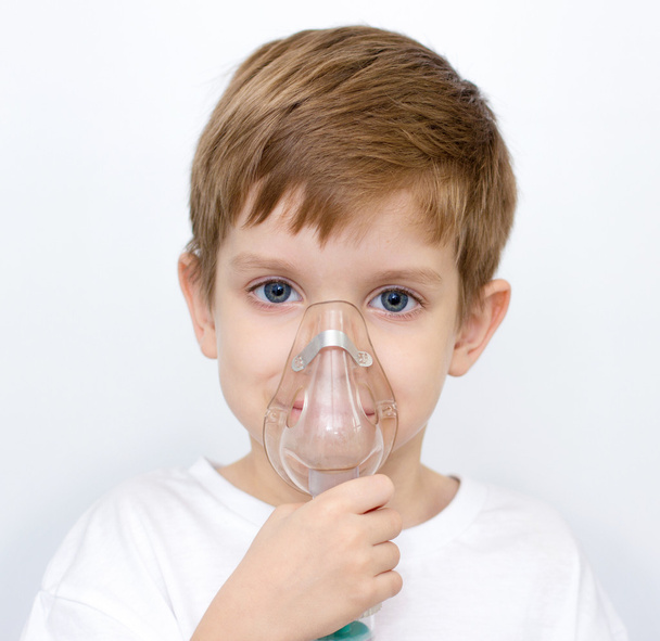 吸入器を持つ少年 - 写真・画像