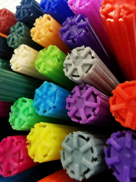 tampas coloridas de canetas de feltro vista superior
 - Foto, Imagem
