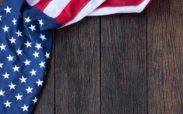 Amerika-Flagge schwenkend Muster auf Holzgrund in Tischplatte Ansicht, rot blau weiß Streifen Konzept für die USA 4. Juli Unabhängigkeitstag, Symbol für patriotische Freiheit und Demokratie. Ruhmreicher Stolz am Gedenktag der Freiheit - Foto, Bild