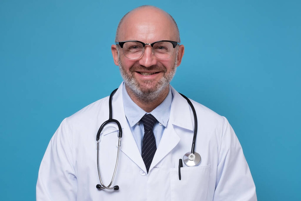 Sorrindo médico maduro em casaco branco e estetoscópio
 - Foto, Imagem
