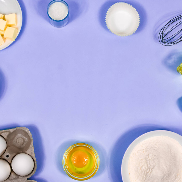 Zutaten für Plätzchen - Mehl, Zucker, Ei, Butter. Blick von oben. Platz für eine Inschrift - Foto, Bild