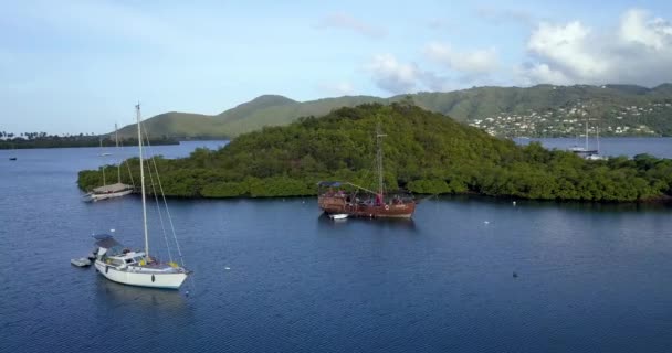 澄んだ青い海の古い海賊船とマルティニーク・マリーナ・ベイへの空中ビューの4K映像、カリブ海諸島 - 映像、動画