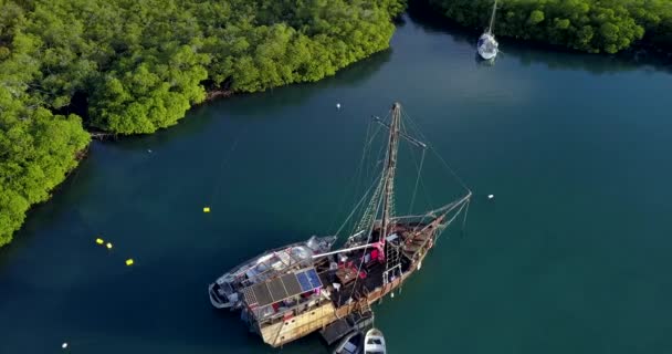 4K Hava Görüntüsü 'nden Martinique Marina Körfezi' ne. Karayip Adaları 'ndaki Temiz Mavi Su' da Eski Korsan Teknesi. - Video, Çekim