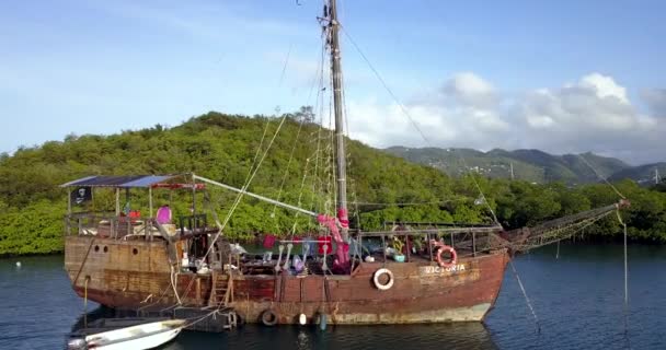 4K A Martinique Marina Bay-hez vezető légi felvétel az öreg kalózhajóval a Tiszta Kék Vízen, Karib-szigetek - Felvétel, videó