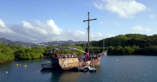 4K-Aufnahmen der Luftaufnahme der Martinique Marina Bay mit dem alten Piratenboot im klaren blauen Wasser, Karibische Inseln - Filmmaterial, Video