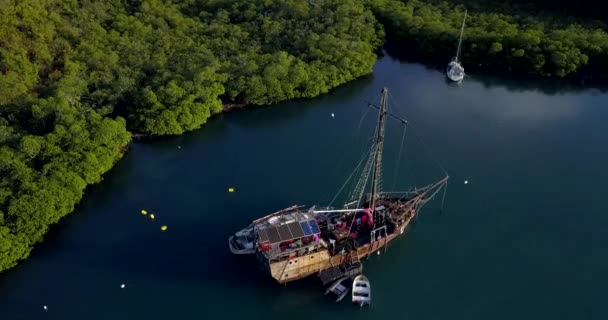 4K Beelden van het uitzicht vanuit de lucht op de Martinique Marina Bay met de oude piratenboot in het heldere blauwe water, Caribische eilanden - Video
