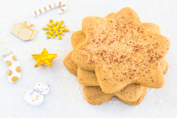 ster-vormig shugar cookies close-up op een witte achtergrond - Foto, afbeelding