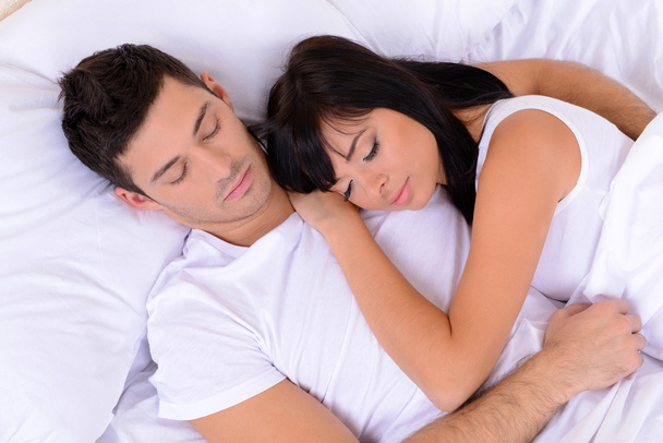 Couple in love sleeping in bed - Foto, afbeelding