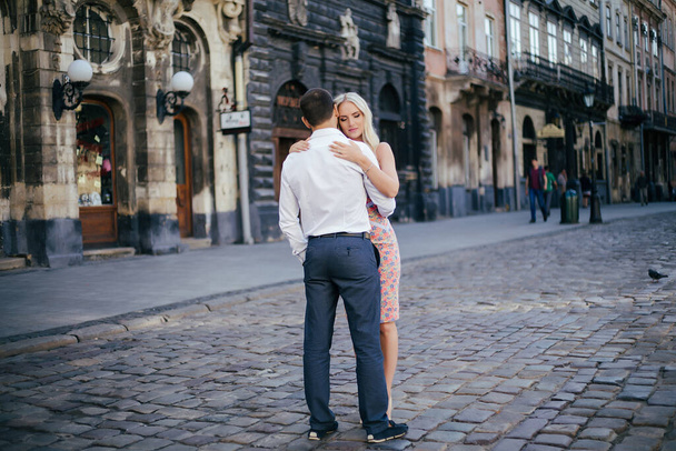 woman with her husband walking around the city, dressed neatly - Foto, Bild