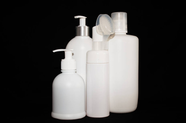fehér műanyag kozmetikai palack fekete háttér - Fotó, kép