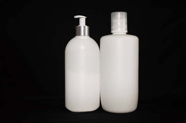 bottiglia cosmetica plastica bianca su sfondo nero
 - Foto, immagini