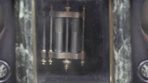 Macro tiro de um relógio antigo vintage com um pêndulo em movimento
 - Foto, Imagem