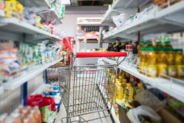 Üres bevásárlókocsi sorakozó élelmiszerben és nyersanyagban az élelmiszerboltban - Fotó, kép