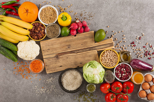 Dieta vegetariana equilibrada fondo de alimentos orgánicos. alimentos para una nutrición saludable, superalimentos, opciones vegetarianas. verduras, frutas, verduras, cereales, vista superior
 - Foto, Imagen