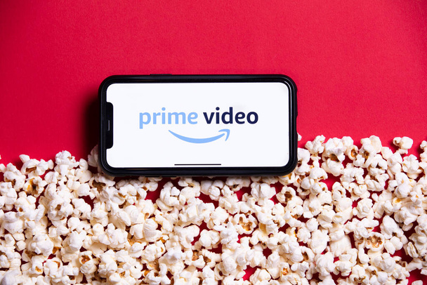 LONDON, UK - MAY 14 2020: Amazon Prime video logo on a smartphone with popcorn - Foto, immagini