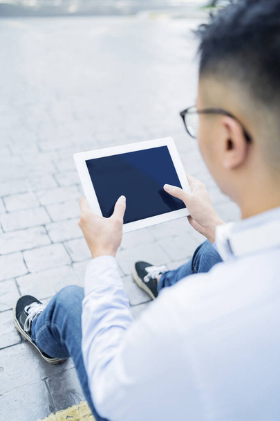 Hombre usando una tableta digital
 - Foto, Imagen